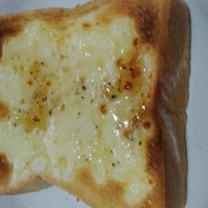 優しい甘さのチーズはちみつトースト